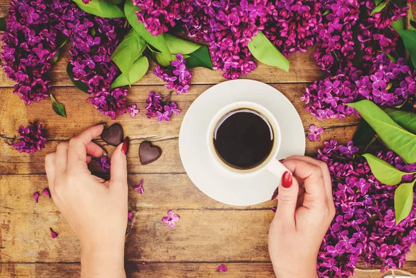 Кофе для завтрака и цветов лилак. Селективный фокус . — стоковое фото
