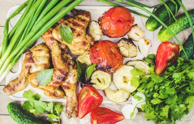 kanatları ve ızgara sebzeler. seçici odak.