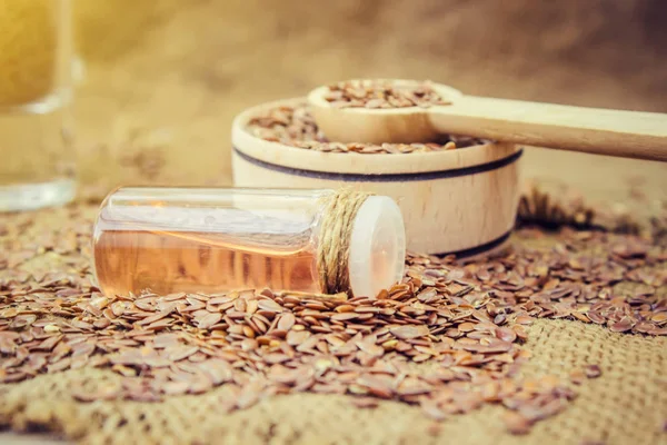 Het uittreksel van lijnzaad in een kleine pot. Selectieve aandacht. — Stockfoto