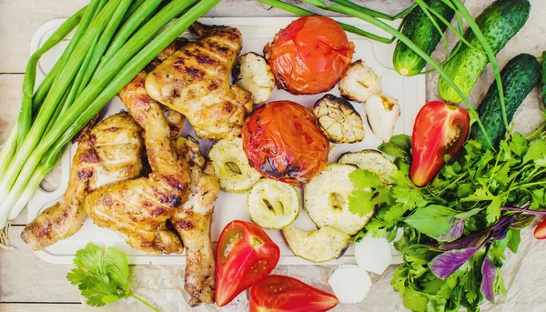 Wings and grilled vegetables. selective focus. — Stock Photo, Image