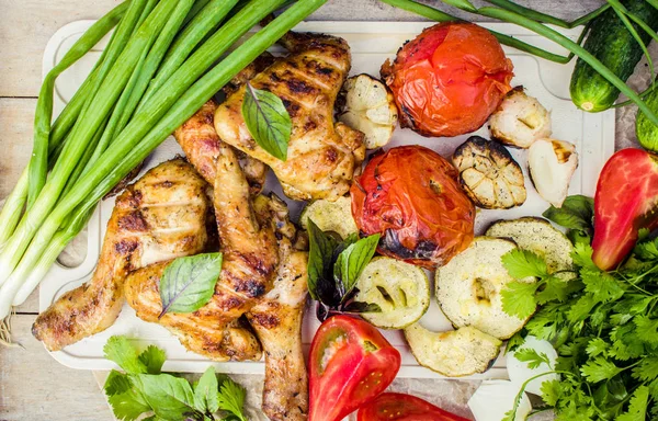 Wings and grilled vegetables. selective focus. — Stock Photo, Image