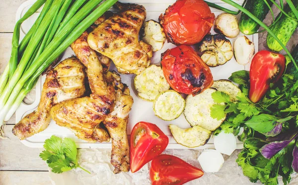 Wings and grilled vegetables. selective focus. — Stock Photo, Image