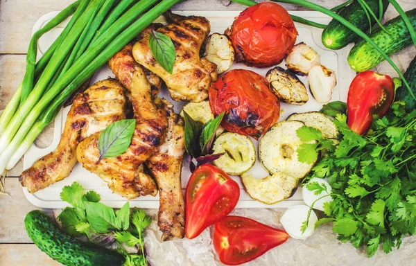 Wings and grilled vegetables. selective focus. — Stock Photo, Image