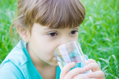 çocuk elinde bir bardak su tutar. seçici odak. 