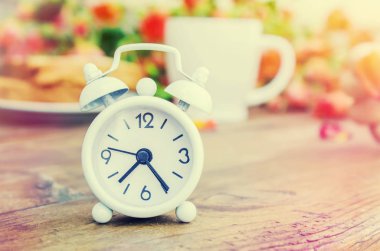 Çalar saat. Sabah. Seçici odak.