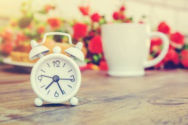 Çalar saat. Sabah. Seçici odak.