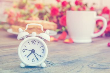 Çalar saat. Sabah. Seçici odak.