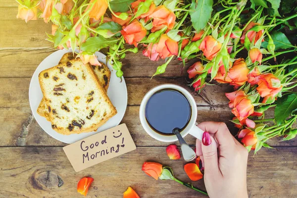 Een kopje koffie bij het ontbijt. Goedemorgen. Bloemen. Selectieve aandacht. — Stockfoto