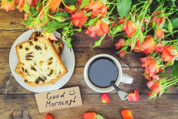 Een kopje koffie bij het ontbijt. Goedemorgen. Bloemen. Selectieve aandacht. — Stockfoto