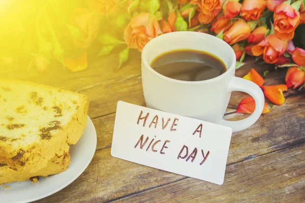 Een kopje koffie bij het ontbijt. Goedemorgen. Bloemen. Selectieve aandacht. — Stockfoto