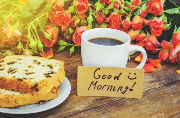 Een kopje koffie bij het ontbijt. Goedemorgen. Bloemen. Selectieve aandacht. — Stockfoto