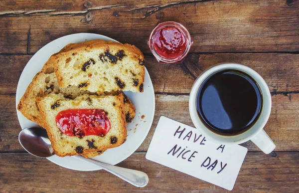 Koffie en muffin voor het ontbijt. Selectieve aandacht. — Stockfoto