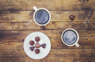 Kahve elinde. Birlikte aşıklar. Seçici odak. 