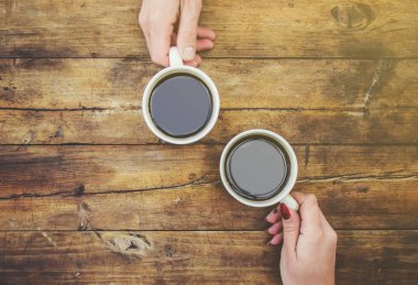 Kahve elinde. Birlikte aşıklar. Seçici odak. 