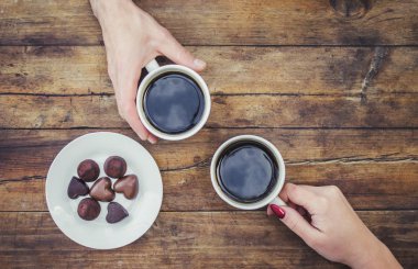 Kahve elinde. Birlikte aşıklar. Seçici odak. 