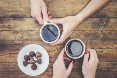 Kahve elinde. Birlikte aşıklar. Seçici odak. 