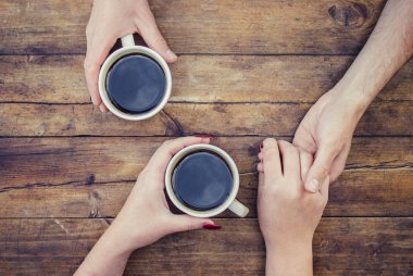 Kahve elinde. Birlikte aşıklar. Seçici odak. 