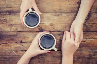 Kahve elinde. Birlikte aşıklar. Seçici odak. 