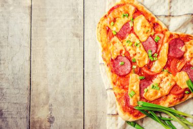 Pizza bir kalp şeklinde. Seçici odak.