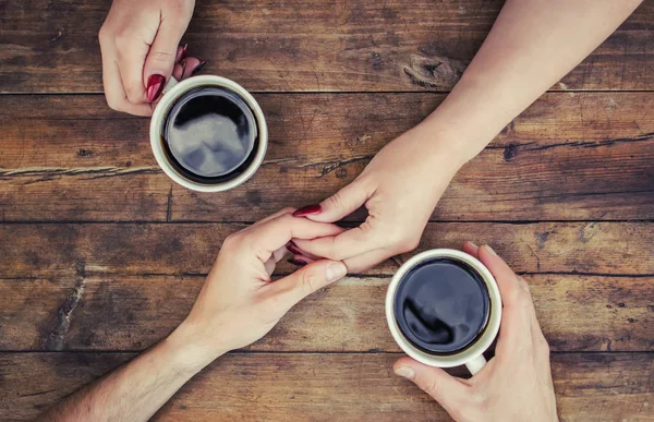 Café na mão. Os amantes estão juntos. Foco seletivo . — Fotografia de Stock