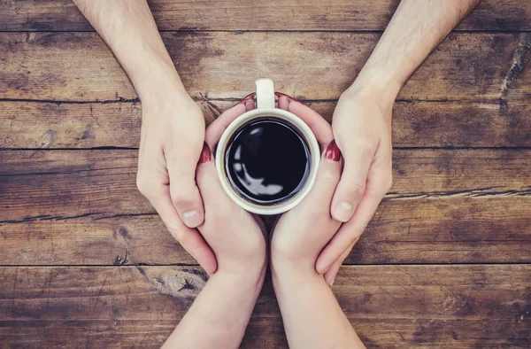 Café na mão. Os amantes estão juntos. Foco seletivo . — Fotografia de Stock