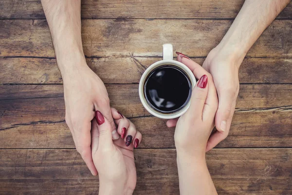 Café na mão. Os amantes estão juntos. Foco seletivo . — Fotografia de Stock