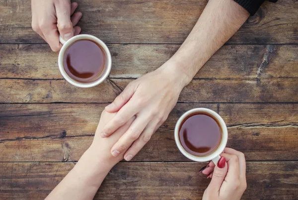 Herbaty w dłoni. Kochankowie są razem. Selektywny fokus. — Zdjęcie stockowe