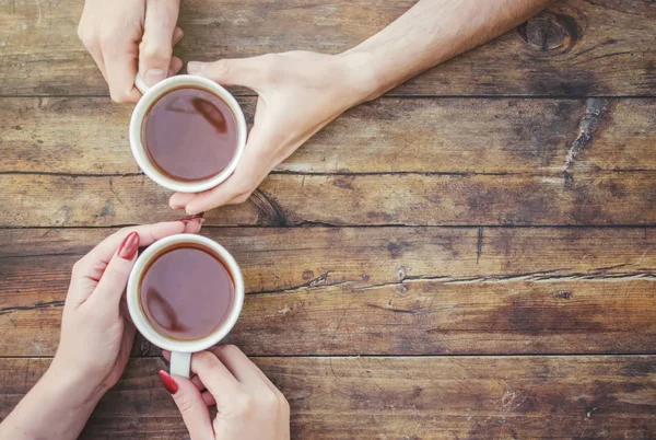 Τσάι στο χέρι. Οι εραστές είναι μαζί. Επιλεκτική εστίαση. — Φωτογραφία Αρχείου