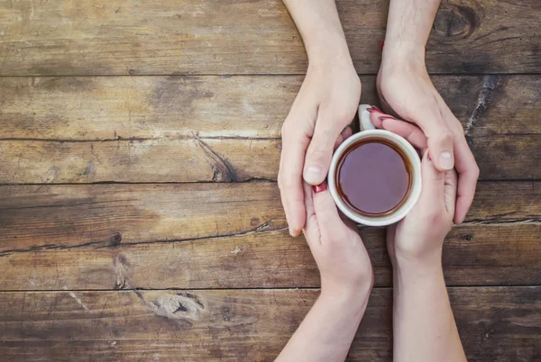 Té en mano. Los amantes están juntos. Enfoque selectivo . — Foto de Stock