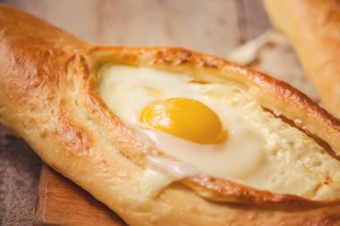 Acara khachapuri. Gürcü çanak. Seçici odak. 