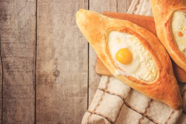 Acara khachapuri. Gürcü çanak. Seçici odak. 