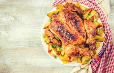 tavuk fileto patates garnitür ile kızarmış. Seçici odak. 