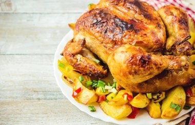 tavuk fileto patates garnitür ile kızarmış. Seçici odak. 