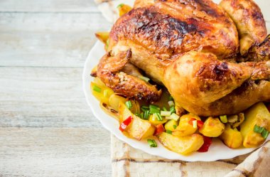 tavuk fileto patates garnitür ile kızarmış. Seçici odak. 