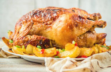 tavuk fileto patates garnitür ile kızarmış. Seçici odak. 