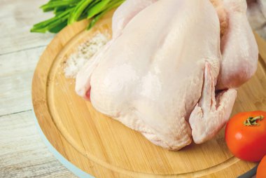 ahşap arka plan üzerinde tavuk. Seçici odak. 