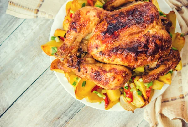 tavuk fileto patates garnitür ile kızarmış. Seçici odak. 