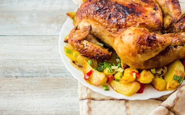 tavuk fileto patates garnitür ile kızarmış. Seçici odak. 