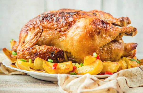 tavuk fileto patates garnitür ile kızarmış. Seçici odak. 