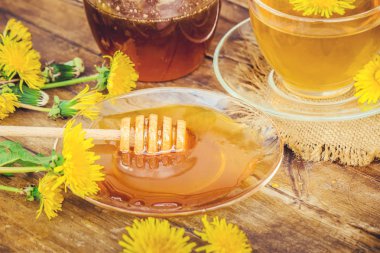 Dandelion bal ve bir bardak çay. Seçici odak.