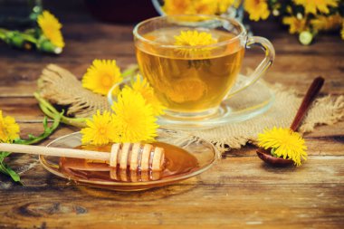 Dandelion bal ve bir bardak çay. Seçici odak.