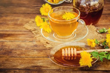 Dandelion bal ve bir bardak çay. Seçici odak.