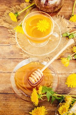 Dandelion bal ve bir bardak çay. Seçici odak.