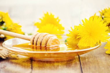 Dandelion bal ve bir bardak çay. Seçici odak.