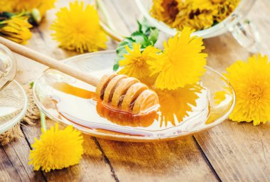 Dandelion bal ve bir bardak çay. Seçici odak.