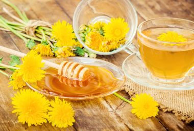 Dandelion bal ve bir bardak çay. Seçici odak.