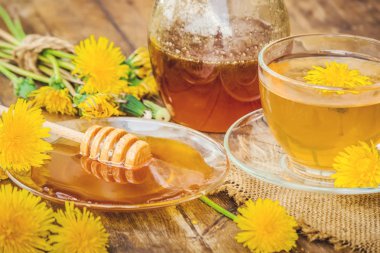 Dandelion bal ve bir bardak çay. Seçici odak.