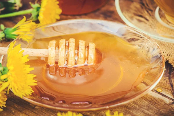 Honey from dandelion and a Cup of tea. Selective focus. — Stock Photo, Image