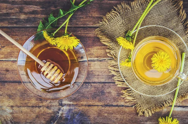 Мед з кульбаби і чашка чаю. Вибірковий фокус . — стокове фото