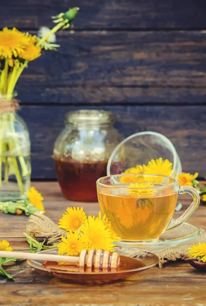 Honey from dandelion and a Cup of tea. Selective focus. — Stock Photo, Image